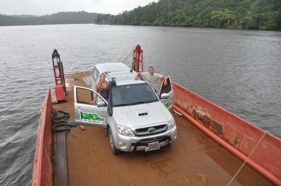 Nossa travessia de balsa entre Oiapoque, no Brasil e Saint Georges, na Guiana Francesa